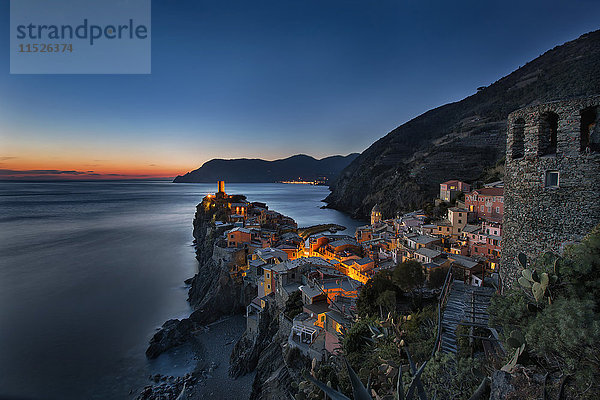 Italien  Ligurien  Cinque Terre  Vernazza nach Sonnenuntergang