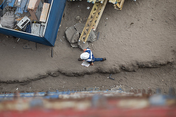 Mann auf der Baustelle unterwegs