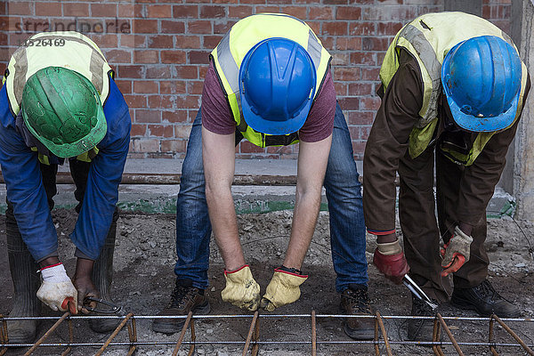 Bauarbeiter auf einer Baustelle bei der Montage von Betonstahl