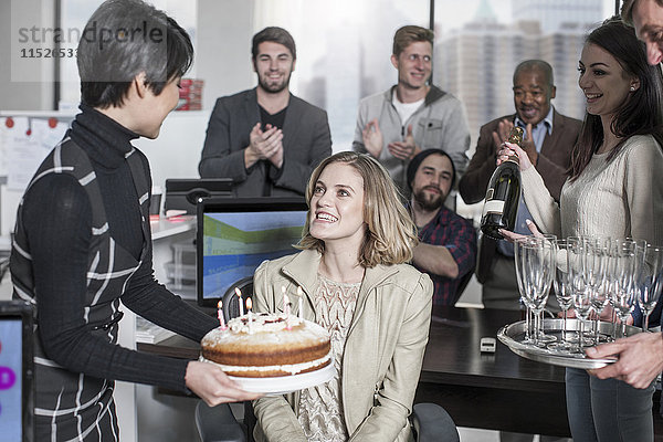 Geburtstagsbüro-Überraschung mit Kuchen und Champagner