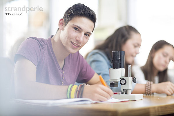 Porträt eines lächelnden Wissenschaftsstudenten in der Klasse