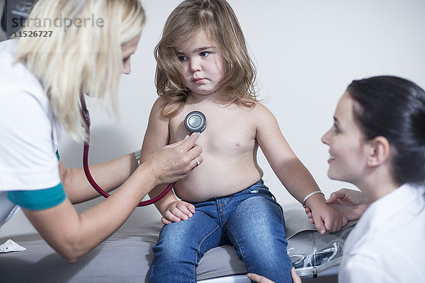 Kinderarzt hört auf das Herz der kleinen Mädchen