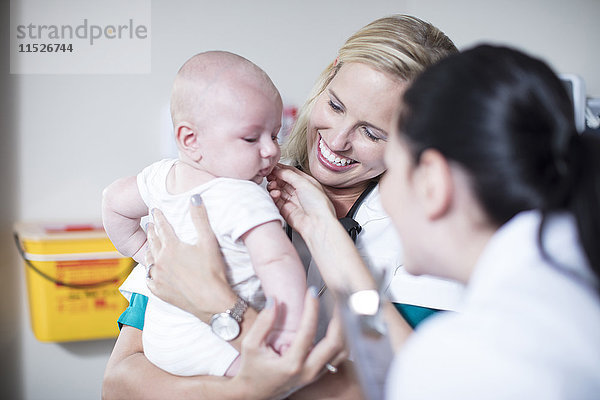 Kinderärztin mit Baby bei der Untersuchung