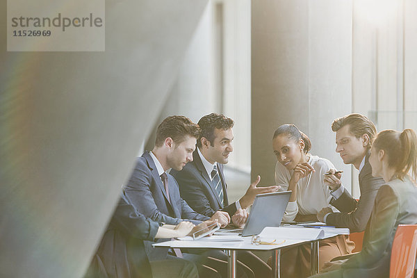 Geschäftsleute  die ihren Laptop in Meetings benutzen