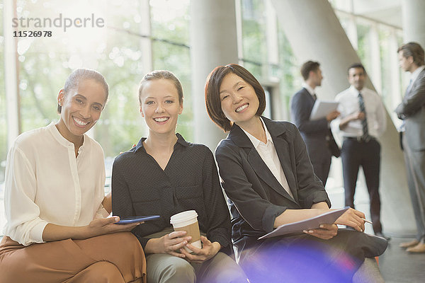 Portrait lächelnde Geschäftsfrauen in der Bürolobby