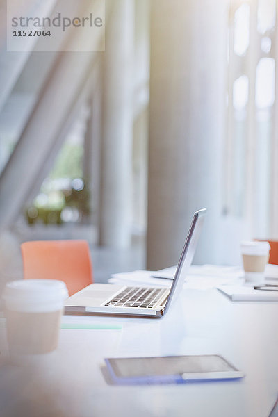 Laptop  Kaffee und digitales Tablett auf dem Tisch im Büro