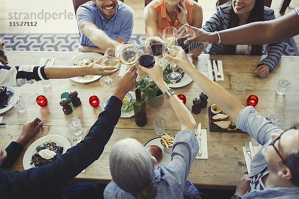 Overhead-Ansicht Freunde Toasting Weingläser am Restauranttisch