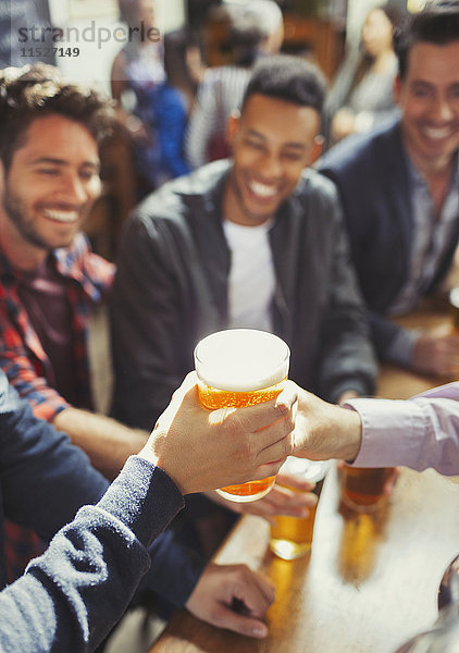 Kellner übergibt Bier an den Mann an der Bar