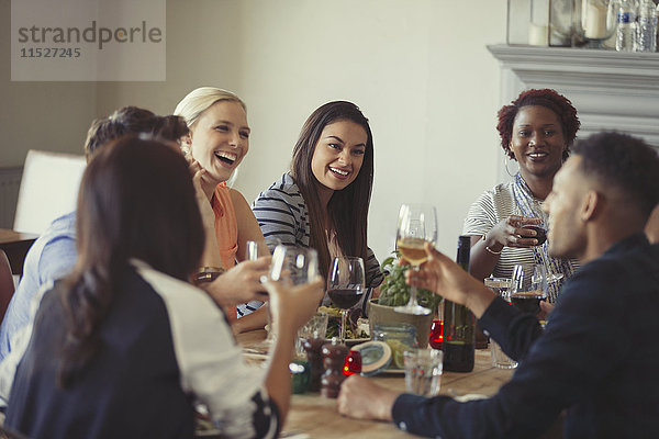 Freunde trinken Wein und reden am Restauranttisch