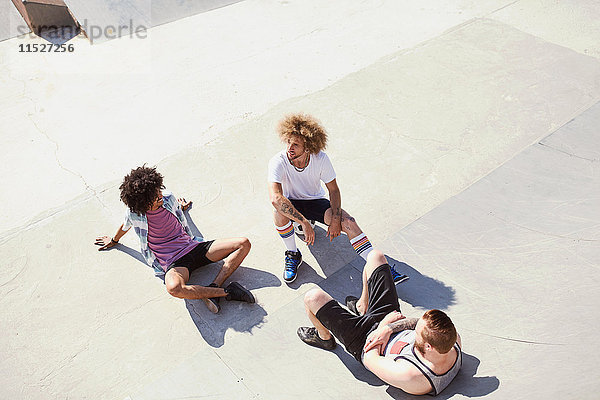 Draufsicht männliche Freunde im sonnigen Skatepark