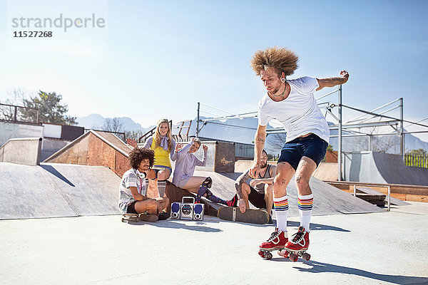 Freunde beim Rollschuhlaufen im sonnigen Skatepark