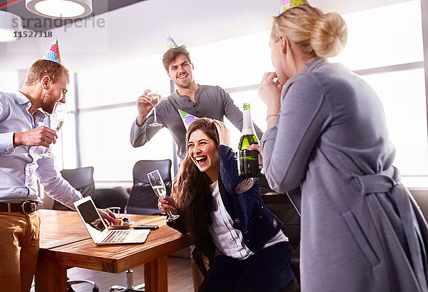 Geschäftsleute trinken Champagner  feiern Geburtstag im Konferenzraum