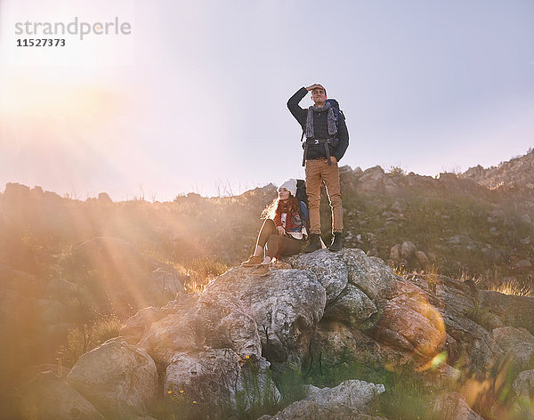 Junges Paar beim Wandern  stehend auf Felsen