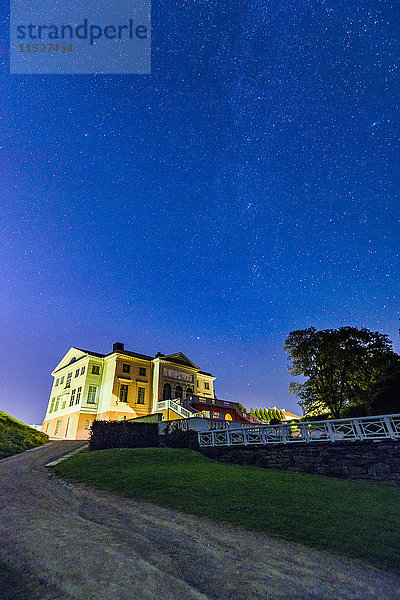 Beleuchtetes Haus bei Nacht