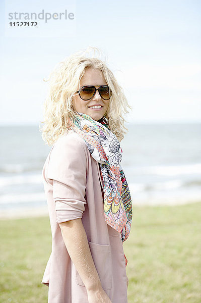 Porträt einer blonden Frau am Strand