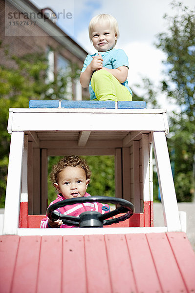 Kleine Jungen auf dem Spielplatz