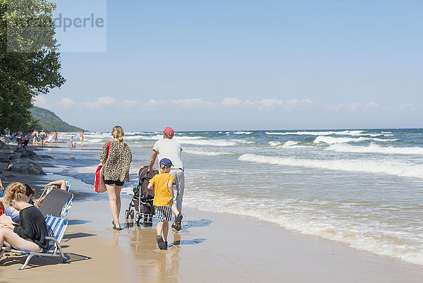 Familienspaziergang am Strand