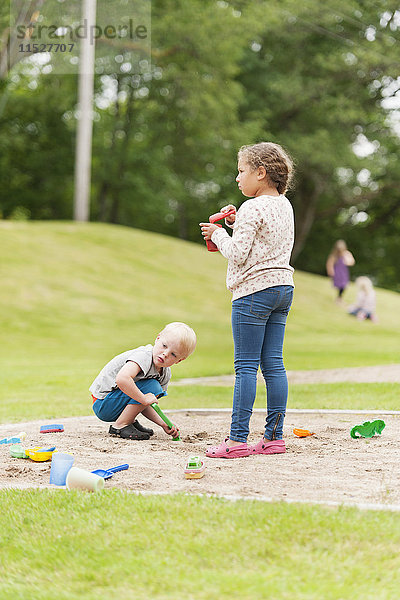 Kinder spielen im Park