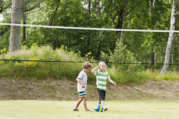 Kinder spielen Fußball