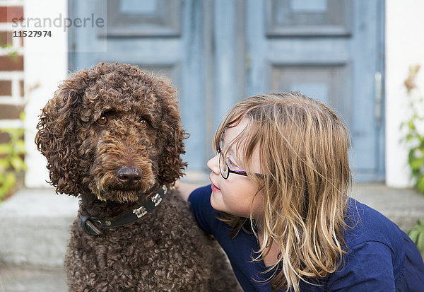 Mädchen mit Hund