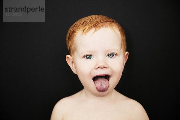 Porträt eines Kleinkindes  das seine Zunge herausstreckt