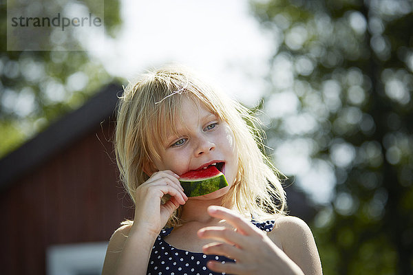 Mädchen isst Wassermelone