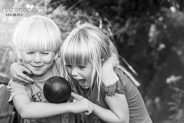 Bruder und Schwester spielen mit Junge