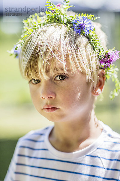 Porträt eines Mädchens mit Blumenkranz
