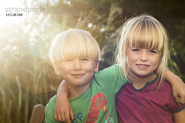 Porträt eines blonden Mädchens und eines Jungen