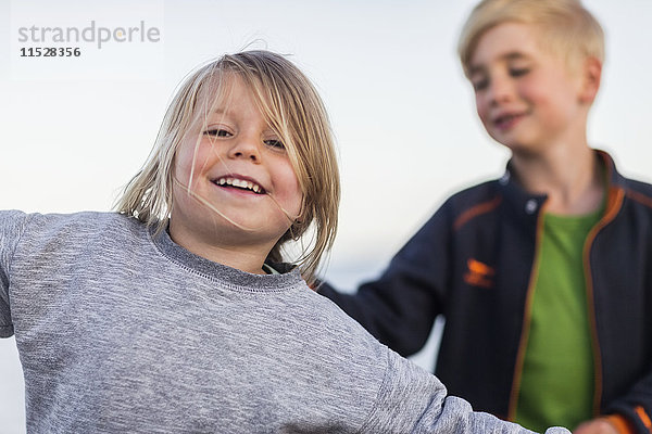 Kinder spielen am Strand