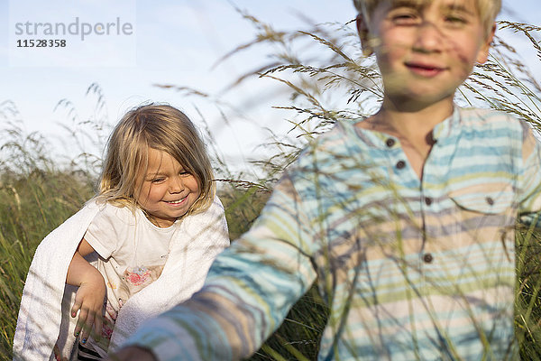 Kinder gehen im Feld spazieren