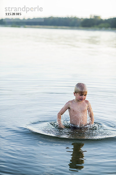 Junge spielt im Wasser