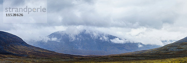 In Wolken gehüllter Berg