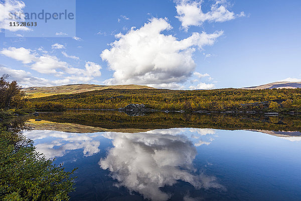 See in hügeliger Landschaft