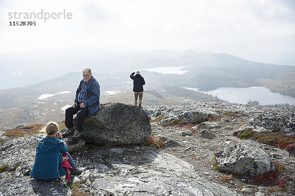 Wanderer rasten in den Bergen