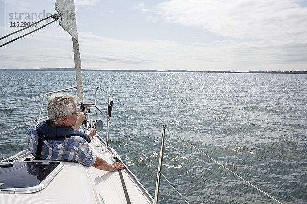 Älterer Mann auf Boot