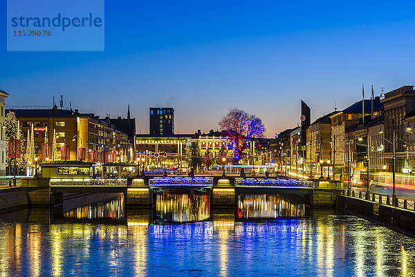 Beleuchtete Stadtgebäude am Wasser