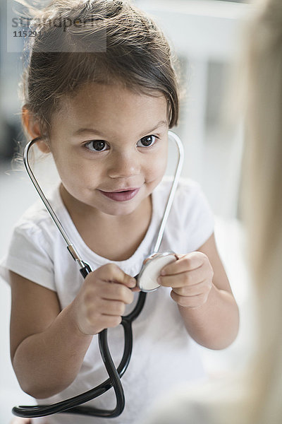 Kleines Mädchen mit Stethoskop