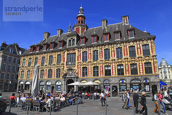 Nordfrankreich  Lille  der'Grand'place' genannt Place du general De Gaulle  Blick auf die'vieille bourse'  einen Flohmarkt.