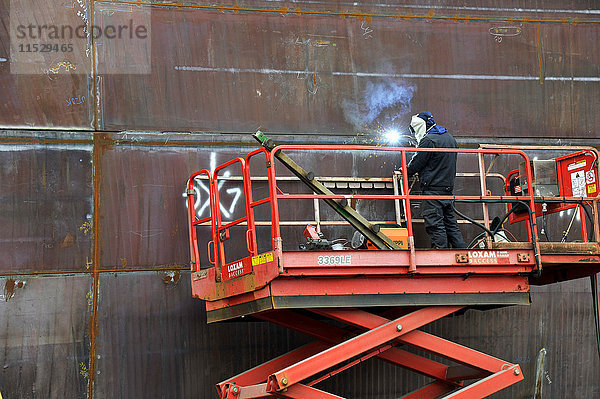 Frankreich  Pays de la Loire  Loire-Atlantique (44)  Saint Nazaire STX Werft  Schweißer bei der Arbeit an einem Schiffsblock im Bau.