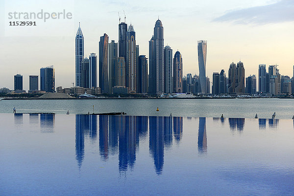 Vereinigte Arabische Emirate  Dubai  die Skyline der Wolkenkratzer