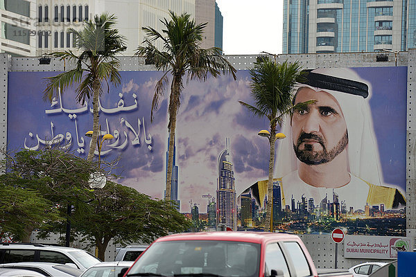 Vereinigte Arabische Emirate  Dubai  Großes Plakat mit Scheich Mohamed bin Rashid al Maktoum  Emir von Dubai  darauf