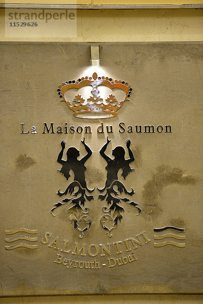 Vereinigte Arabische Emirate  Dubai  Nahaufnahme des'Maison du Saumon' Logos