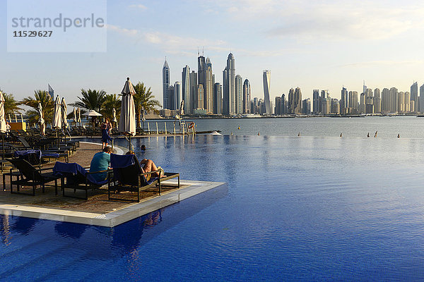 Vereinigte Arabische Emirate  Dubai  Oceana Swimmingpool  die Palm Jumeirah und die Skyline des Wolkenkratzers