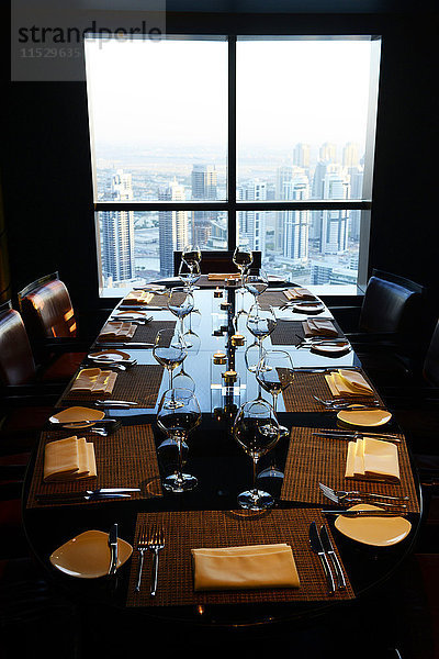 Vereinigte Arabische Emirate  Dubai  das Observatoire  ein Panoramarestaurant im obersten Stockwerk des Marriott Hotels.