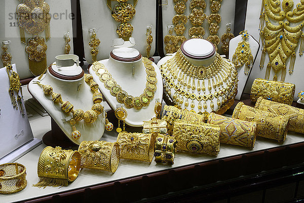Vereinigte Arabische Emirate  Dubai  Dubai Gold Souk  Nahaufnahme von Juwelen im Schaufenster