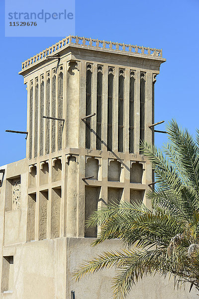 Vereinigte Arabische Emirate  Dubai  traditionell gestaltetes Gebäude