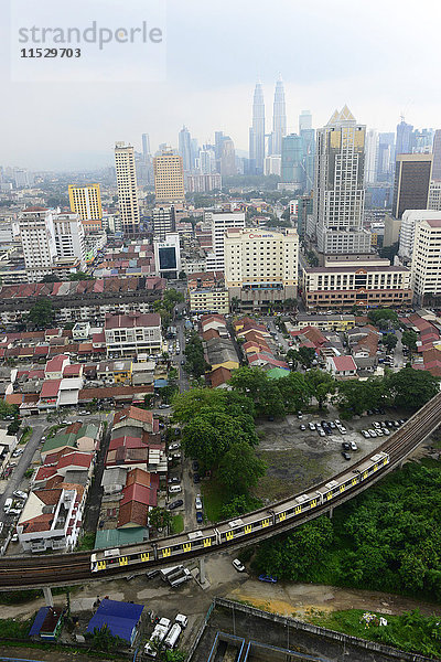 Südostasien  Malaysia  Kuala Lumpur  das Finanzzentrum und die Petronas-Türme im Hintergrund