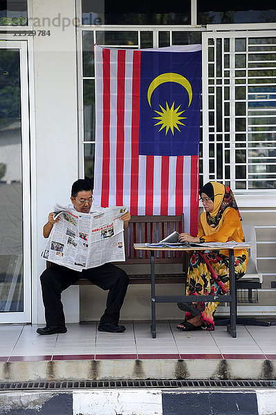 Südostasien  Malaysia  Borneo  Sabah  Kota Kinabalu  Paar beim Zeitungslesen