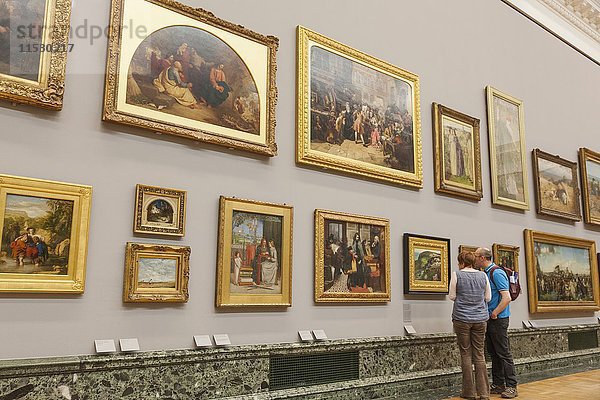 England  London  Tate Britain  Besucher betrachten Kunstwerke
